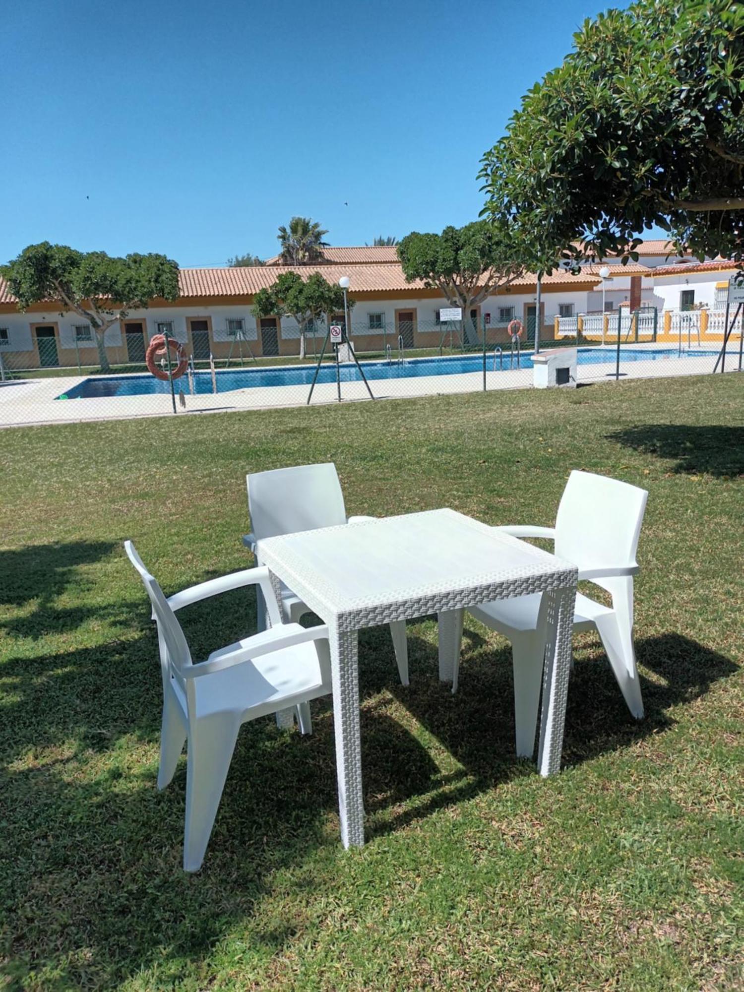Hostal Los Mellizos Conil De La Frontera Exteriér fotografie Outdoor furniture