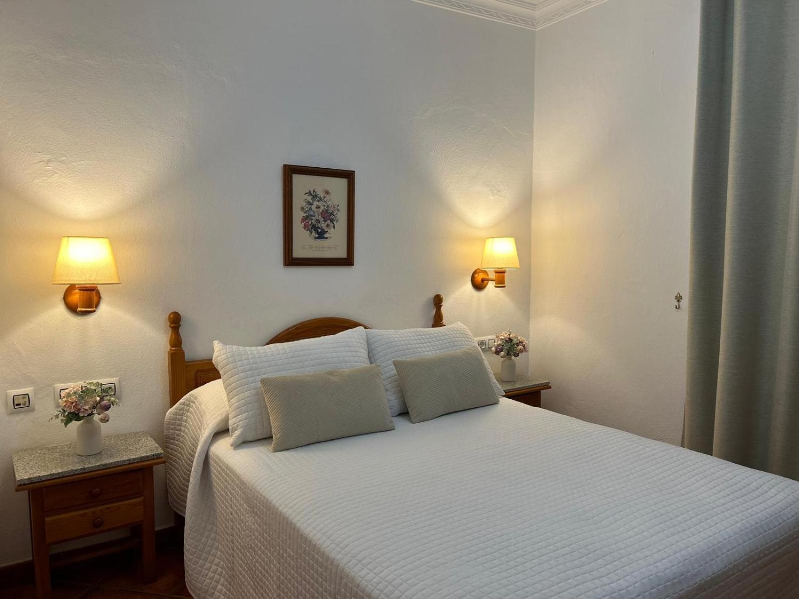 Hostal Los Mellizos Conil De La Frontera Exteriér fotografie A bedroom at the hotel